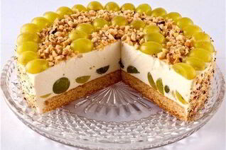 Изумрудный торт с виноградом и фундуком