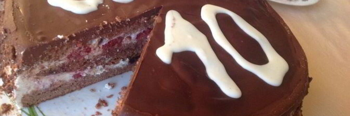 Шоколадный торт с ежевикой и малиной