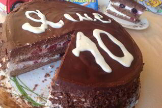 Шоколадный торт с ежевикой и малиной