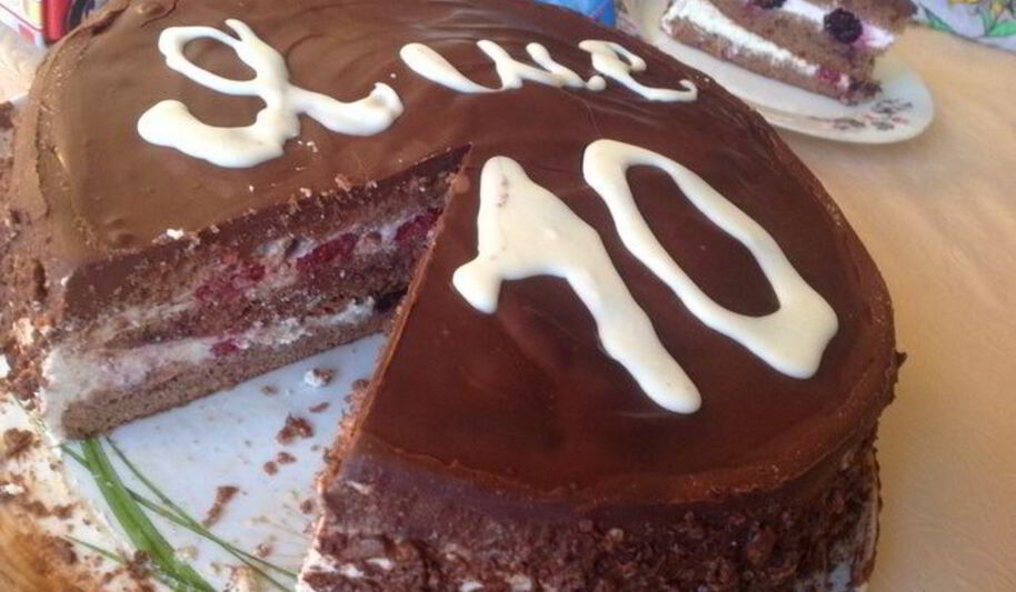 Рецепт шоколадного торта с ежевикой и малиной