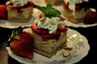 Слоеный торт с клубничной начинкой и кремом Амаретто