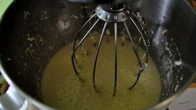 слоеный торт с клубничной начинкой и кремом амаретто