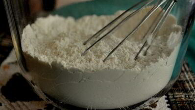 слоеный торт с клубничной начинкой и кремом амаретто