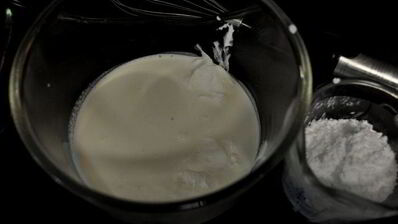 слоеный торт с клубничной начинкой и кремом амаретто