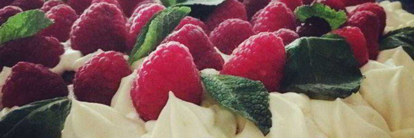 Торт с малиной и сыром