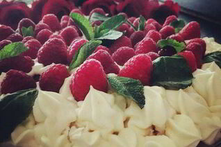 Торт с малиной и сыром