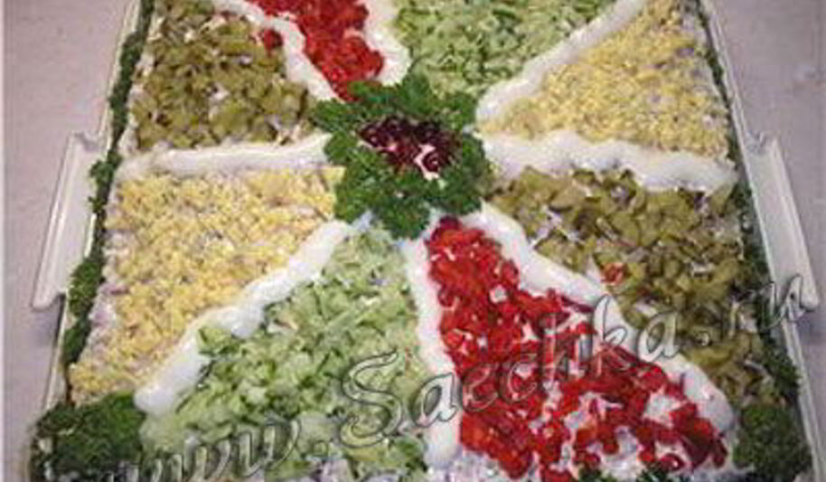 Рецепт закусочного торта с колбасой и маринованными огурцами