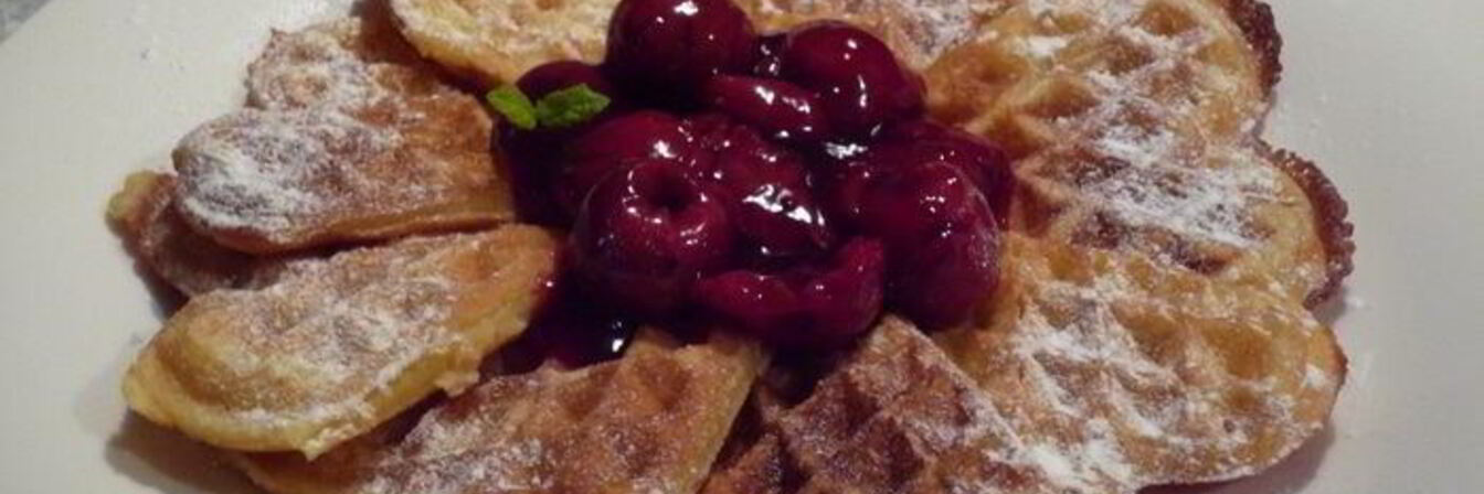 Ароматные вафли с горячим сиропом из вишни и вишневой водки