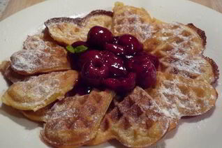 Ароматные вафли с горячим сиропом из вишни и вишневой водки