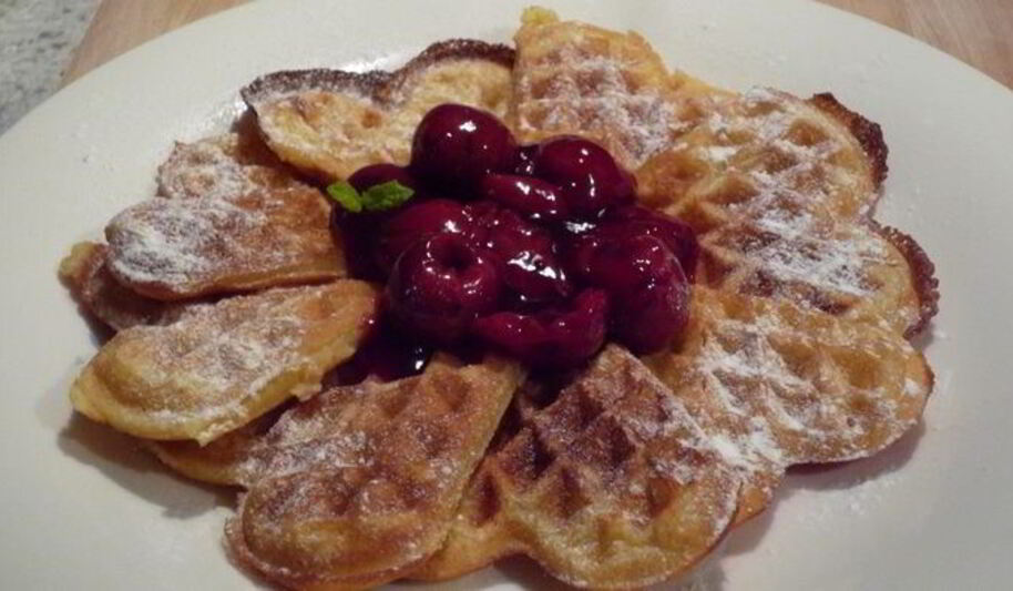 Рецепт ароматных вафель с горячим сиропом из вишни и вишневой водки