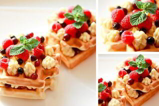 Бельгийские вафли с ягодами и взбитыми сливками