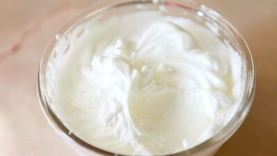 бельгийские вафли с ягодами и взбитыми сливками