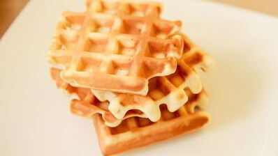 бельгийские вафли с ягодами и взбитыми сливками