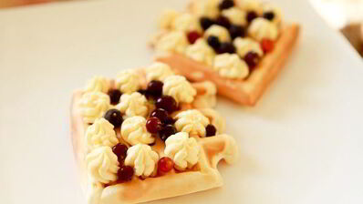 бельгийские вафли с ягодами и взбитыми сливками