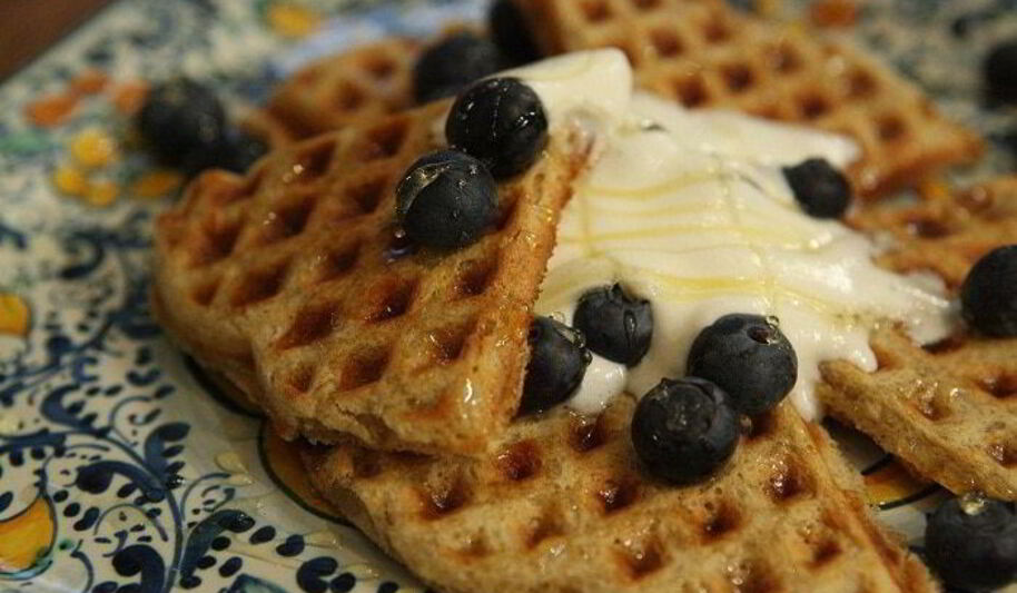 Рецепт вафель с ягодами, медом и взбитыми сливками