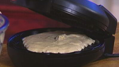 вафли с ягодами, медом и взбитыми сливками