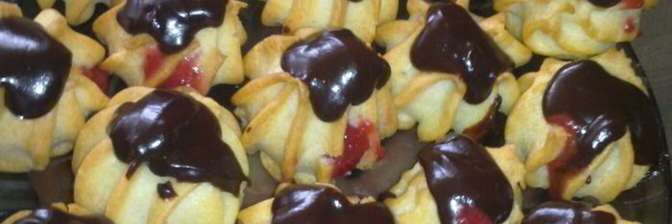 Профитроли с клубникой и шоколадом