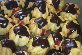 Профитроли с клубникой и шоколадом