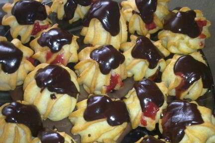 Профитроли с клубникой и шоколадом