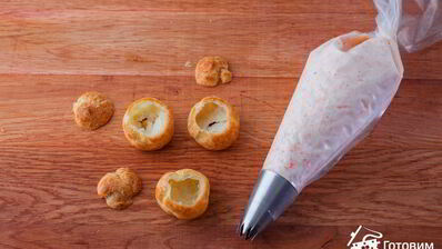 профитроли с пармезаном и муссом из форели