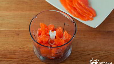 профитроли с пармезаном и муссом из форели