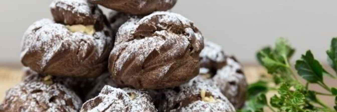 Шоколадные профитроли с кремом