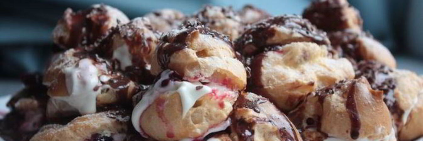 Торт из профитролей с вишней и шоколадом