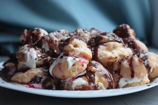 Торт из профитролей с вишней и шоколадом