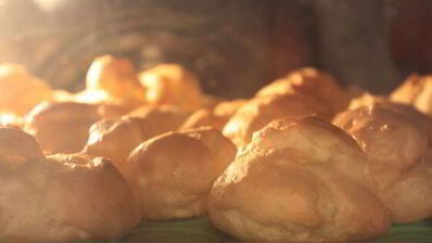 торт из профитролей с вишней и шоколадом