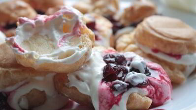 торт из профитролей с вишней и шоколадом