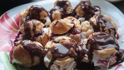 торт из профитролей с вишней и шоколадом