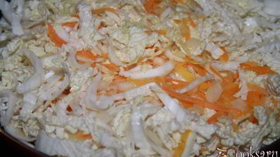 картофельная запеканка с говяжьим фаршем, пекинской капустой, кабачками и сыром сулугуни