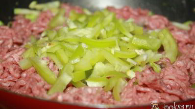 картофельная запеканка с говяжьим фаршем, пекинской капустой, кабачками и сыром сулугуни