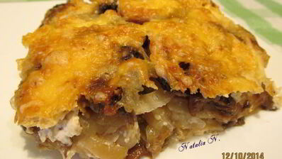 картофельная запеканка с сосисками и грибами