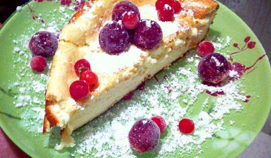 Рецепт нежной творожной запеканки с ягодами
