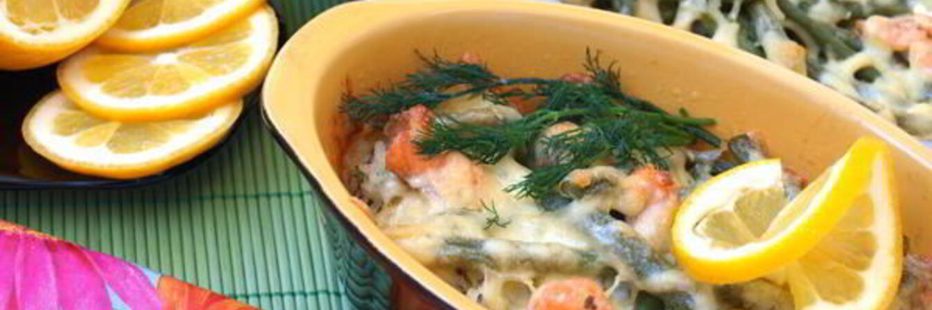 Рисовая запеканка с лососем и стручковой фасолью