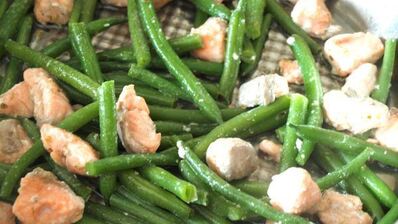 рисовая запеканка с лососем и стручковой фасолью