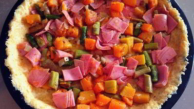 тыквенная запеканка со спаржей, с сырной корочкой и колбаской из индейки