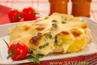 Запеканка с индейкой, брокколи и картофелем под соусом Бешамель