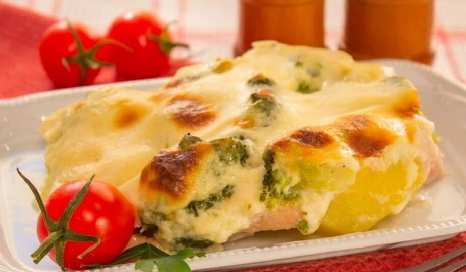 Рецепт запеканки с индейкой, брокколи и картофелем под соусом бешамель