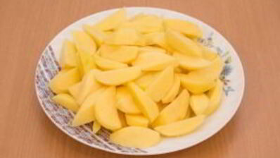 запеканка с индейкой, брокколи и картофелем под соусом бешамель