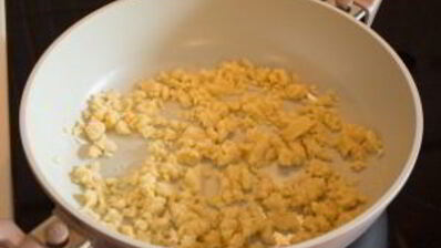 запеканка с индейкой, брокколи и картофелем под соусом бешамель