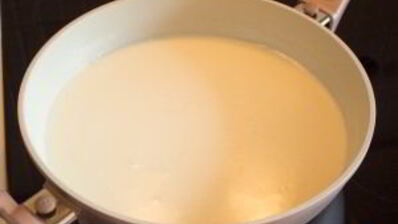 запеканка с индейкой, брокколи и картофелем под соусом бешамель