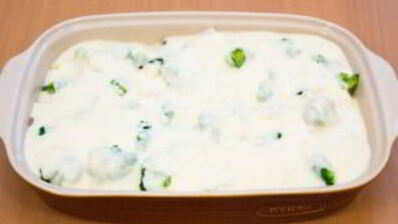 запеканка с индейкой, брокколи и картофелем под соусом бешамель