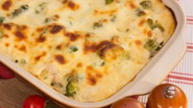 запеканка с индейкой, брокколи и картофелем под соусом бешамель