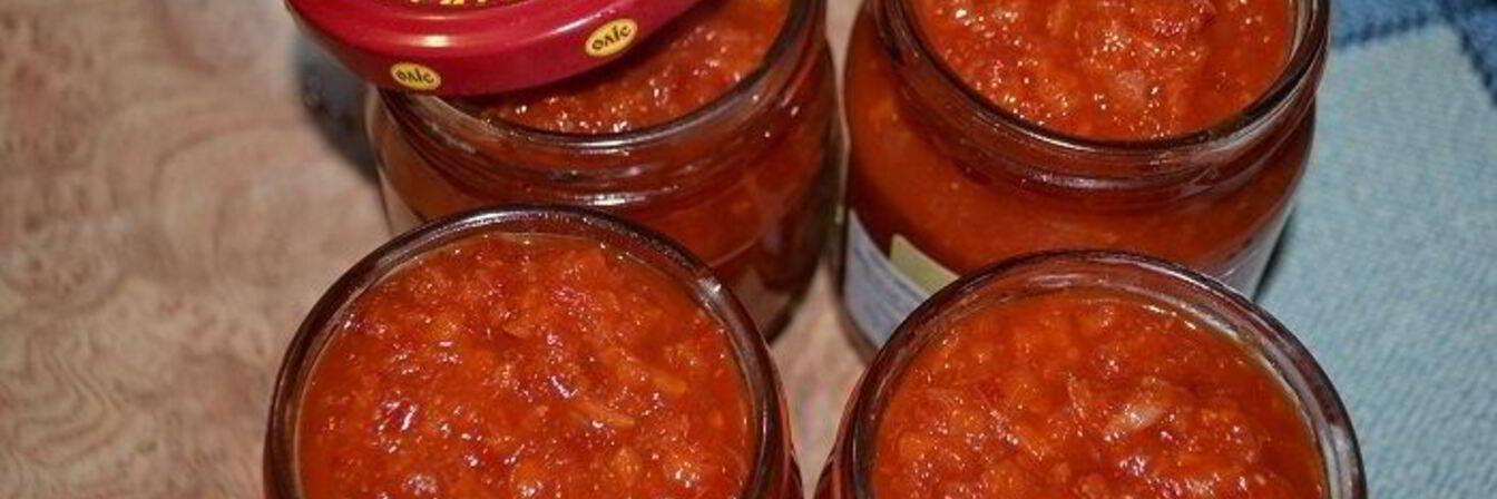 Аджика острая с яблоками