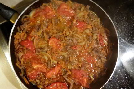 Говядина с аджикой и помидорами