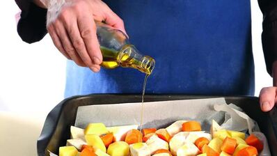 курица, запеченная с домашней аджикой и корнеплодами