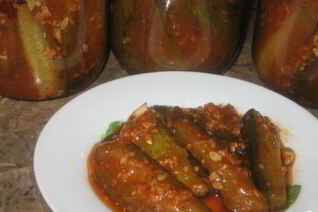 Огурцы, консервированные в аджике