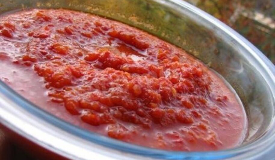 Рецепт жгучей аджики с яблоками и морковью